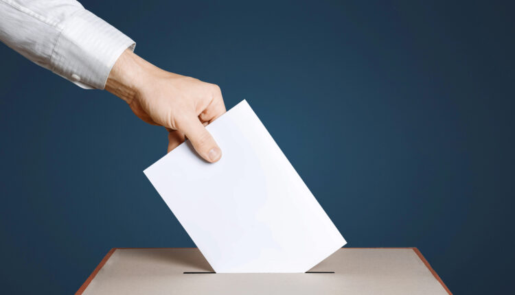 Riaprono i seggi in Veneto, Campania e Puglia: affluenza in forte calo e partita politica ad alta tensione.