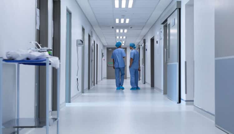 Ciriè, partorisce in casa: neonata trovata nel water e ricoverata in gravi condizioni.