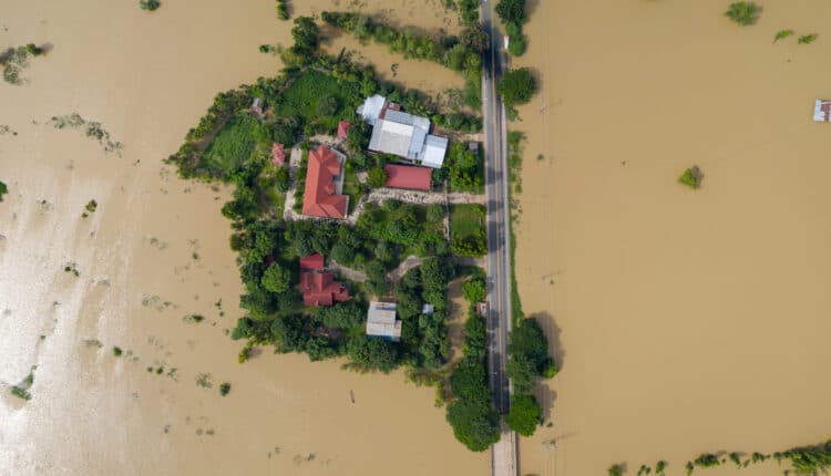 Indonesia, alluvioni e frane devastano Sumatra: oltre 90 morti, centinaia di dispersi e villaggi isolati.