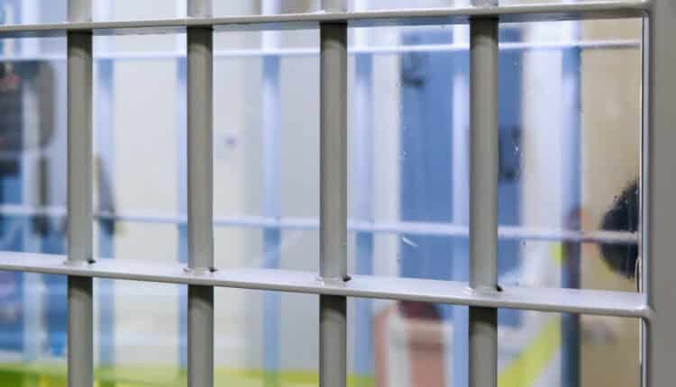 Caso Sulmona, il 14enne accusato di abusi denuncia torture in carcere: il padre presenta un esposto.