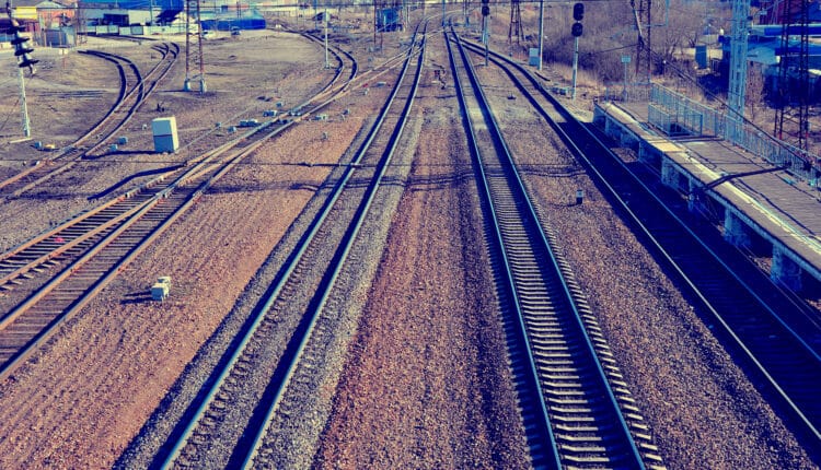 Cina, tragedia sui binari nello Yunnan: treno tecnico travolge operai a Kunming.
