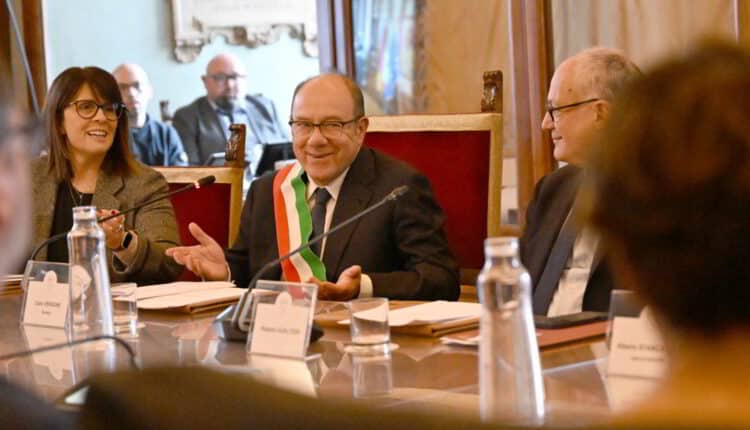 Roma, la Giunta approva due nuove misure: Verdone “sindaco per un giorno” partecipa ai lavori