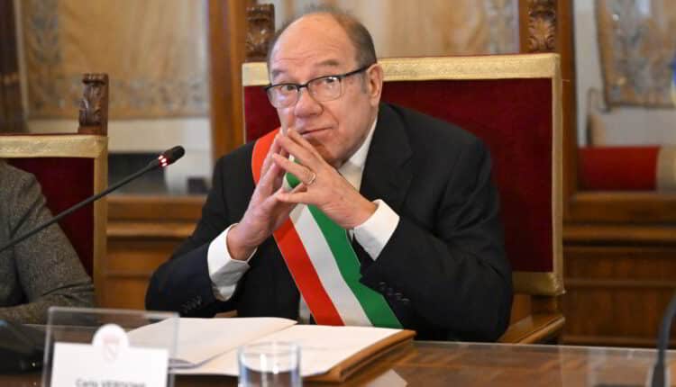 Roma, la Giunta approva due nuove misure: Verdone “sindaco per un giorno” partecipa ai lavori