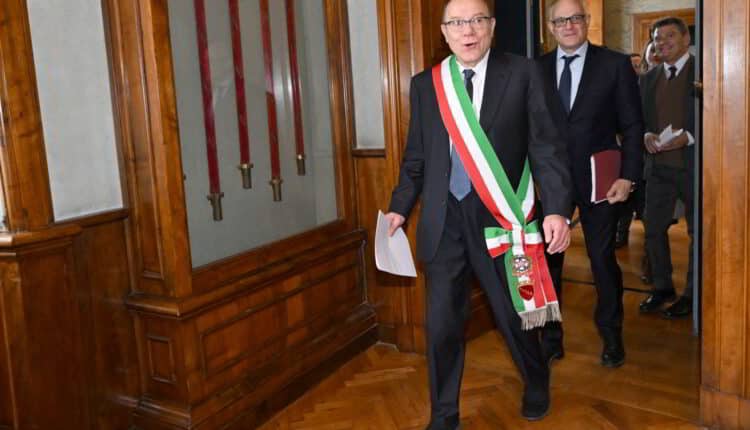 Roma, la Giunta approva due nuove misure: Verdone “sindaco per un giorno” partecipa ai lavori