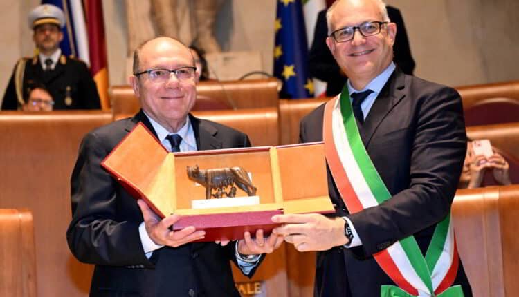 Roma, la Giunta approva due nuove misure: Verdone “sindaco per un giorno” partecipa ai lavori