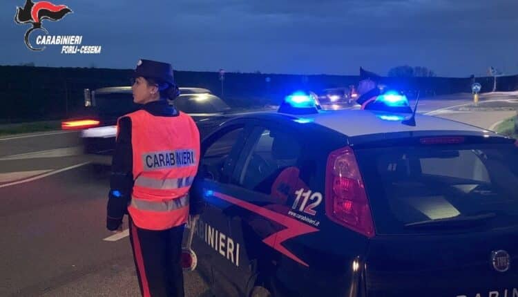 Cesena, partorisce in casa e lascia il neonato vicino ai cassonetti: salvato dai Carabinieri e dal 118