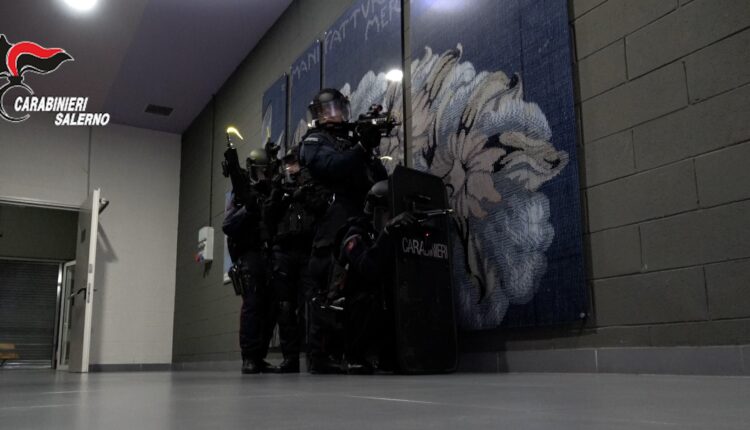 Salerno, esercitazione ad alto rischio dei Carabinieri: in azione API, SOS, artificieri, negoziatori ed elicotteri