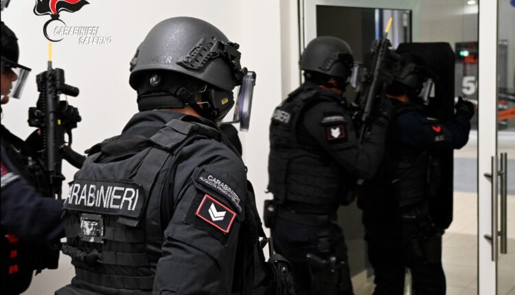 Salerno, esercitazione ad alto rischio dei Carabinieri: in azione API, SOS, artificieri, negoziatori ed elicotteri