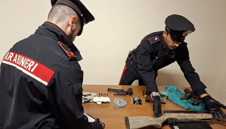 Forlì: 42enne arrestato dai Carabinieri per detenzione illegale di armi e ricettazione. Denunciato un complice