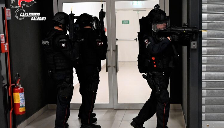 Salerno, esercitazione ad alto rischio dei Carabinieri: in azione API, SOS, artificieri, negoziatori ed elicotteri