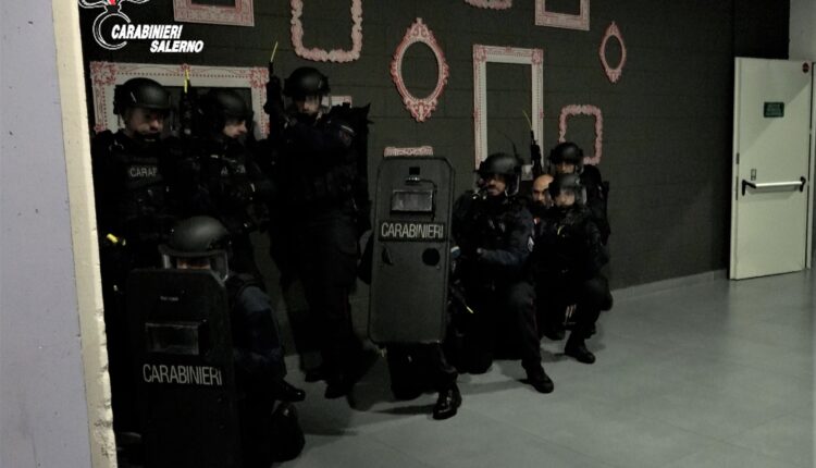 Salerno, esercitazione ad alto rischio dei Carabinieri: in azione API, SOS, artificieri, negoziatori ed elicotteri