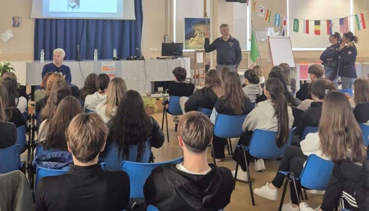 Rimini e Riccione, la Polizia Stradale incontra 400 studenti: focus su guida sicura e comportamenti a rischio
