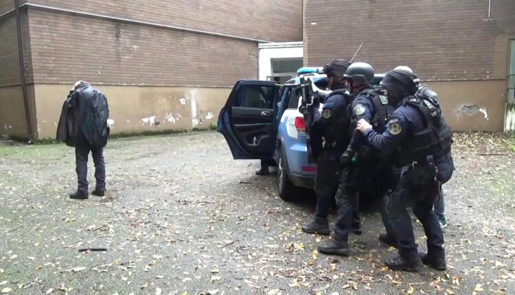 Polizia di Stato di Cosenza: esercitazione operativa del negoziatore