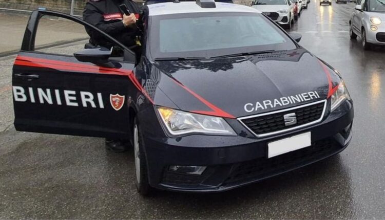 Casoria, minaccia un commerciante: arrestato un uomo per porto d’armi e metodo mafioso