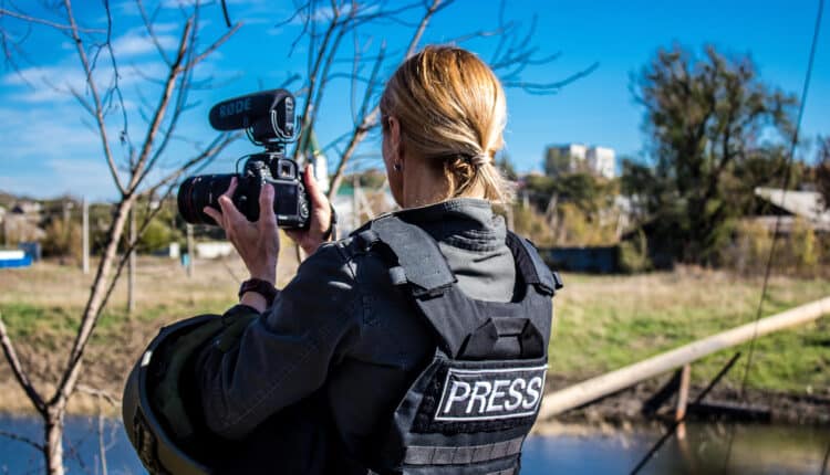 Giornata mondiale contro l’impunità per i crimini contro i giornalisti l’Unione europea rinnova il suo impegno per la libertà di stampa e la protezione dei reporter