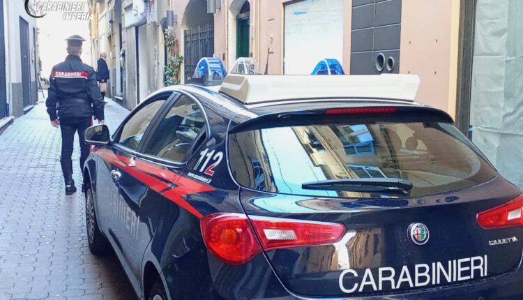 Oneglia, tenta di incendiare la vetrina di un’agenzia immobiliare: arrestata una donna