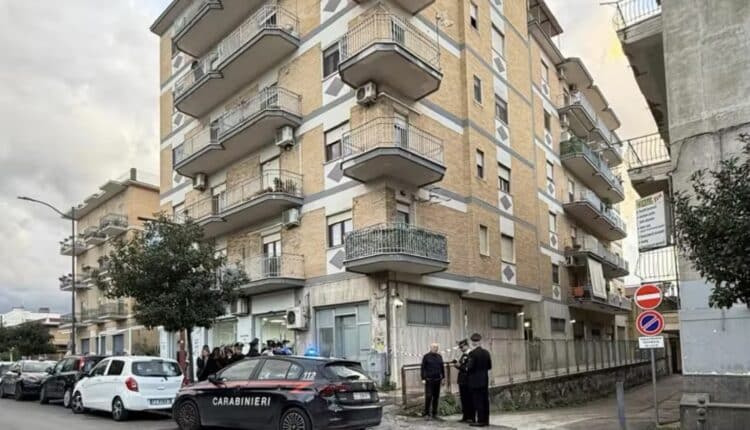 Nola, uccide la sorella a coltellate e mostra il corpo alla madre in videochiamata: arrestato 25enne.