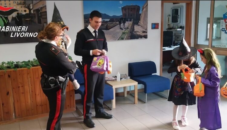 Portoferraio: bimbi in caserma per “dolcetto o scherzetto”, accoglienza dai Carabinieri.