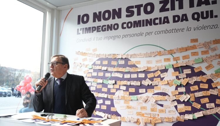 Milano inaugura il ‘Muro degli impegni’: un gesto simbolico per dire no alla violenza sulle donne