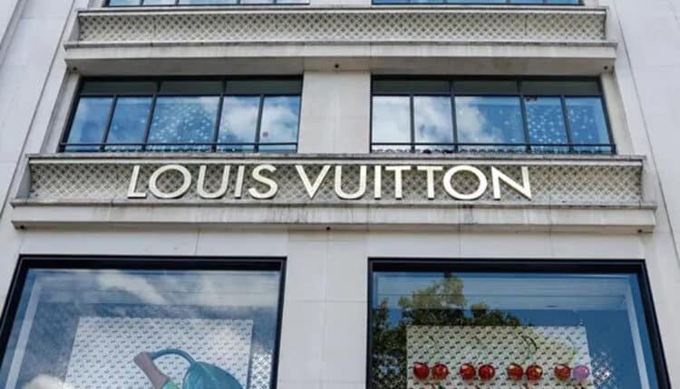 Maxi furto nella notte nel cuore di Roma: colpo alla boutique Louis Vuitton, bottino da centinaia di migliaia di euro.