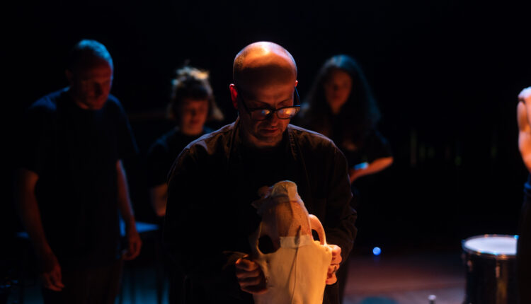 Matthew Herbert porta “The Horse” in Triennale Milano: un viaggio sonoro tra archeologia musicale, spiritualità e natura