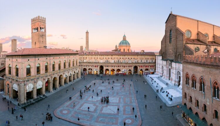 Ravenna, in arrivo l’albero di Natale donato da Andalo: luminarie accese il 22 novembre e abete in piazza del Popolo il 30