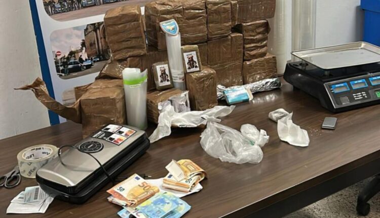 Lecce, maxi-sequestro di hashish durante i controlli straordinari: 2 arresti e oltre 20 kg di droga recuperati