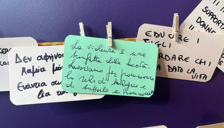 Milano inaugura il ‘Muro degli impegni’: un gesto simbolico per dire no alla violenza sulle donne