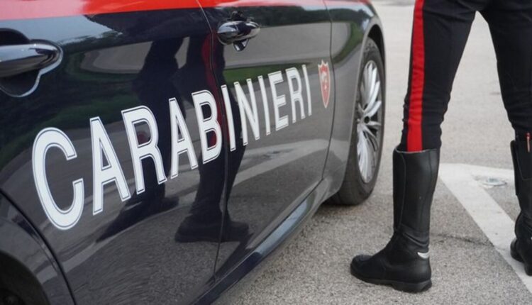 Napoli, scippa la pensione a un’anziana trascinandole il carrellino della spesa: arrestato 67enne al Vomero