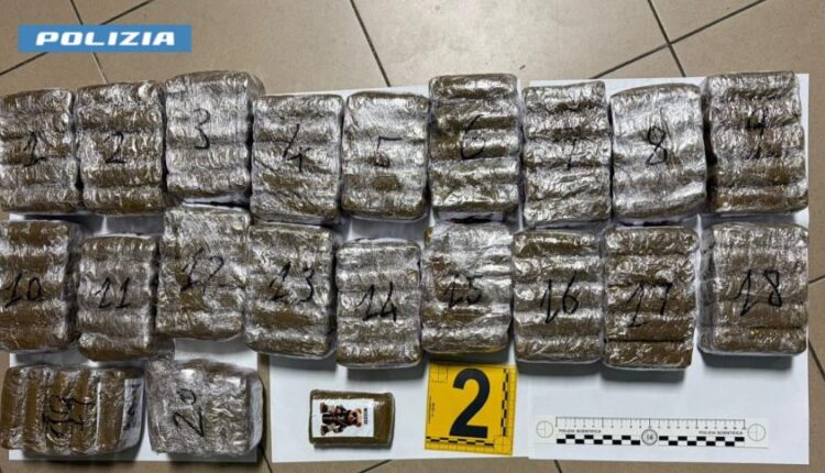 Lecce, maxi-sequestro di hashish durante i controlli straordinari: 2 arresti e oltre 20 kg di droga recuperati