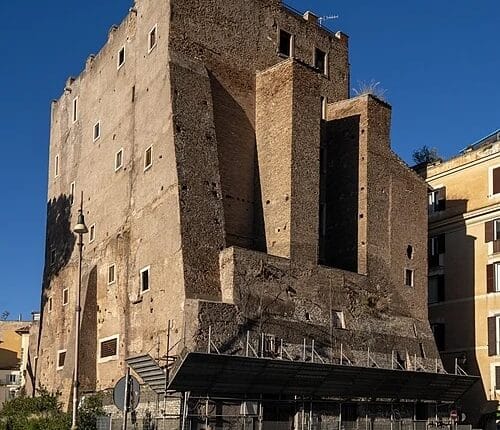 Roma, crolla la Torre dei Conti ai Fori Imperiali: due operai finiscono sotto le macerie