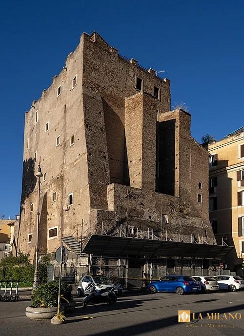 Roma, crolla la Torre dei Conti ai Fori Imperiali: due operai finiscono sotto le macerie