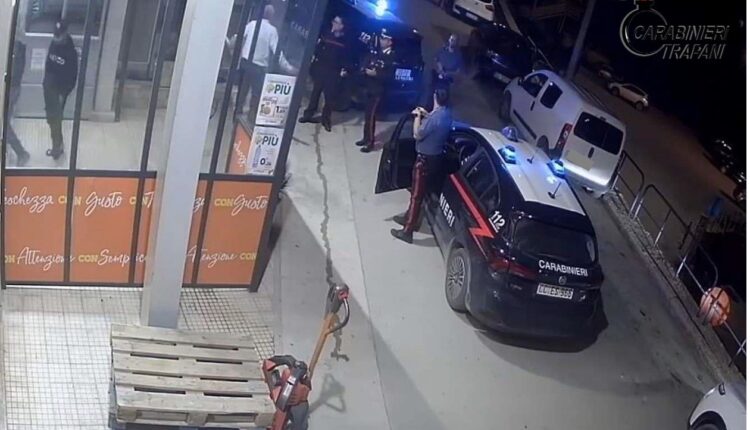 Salemi, rissa con bottiglie davanti a un locale: quattro stranieri denunciati dai Carabinieri