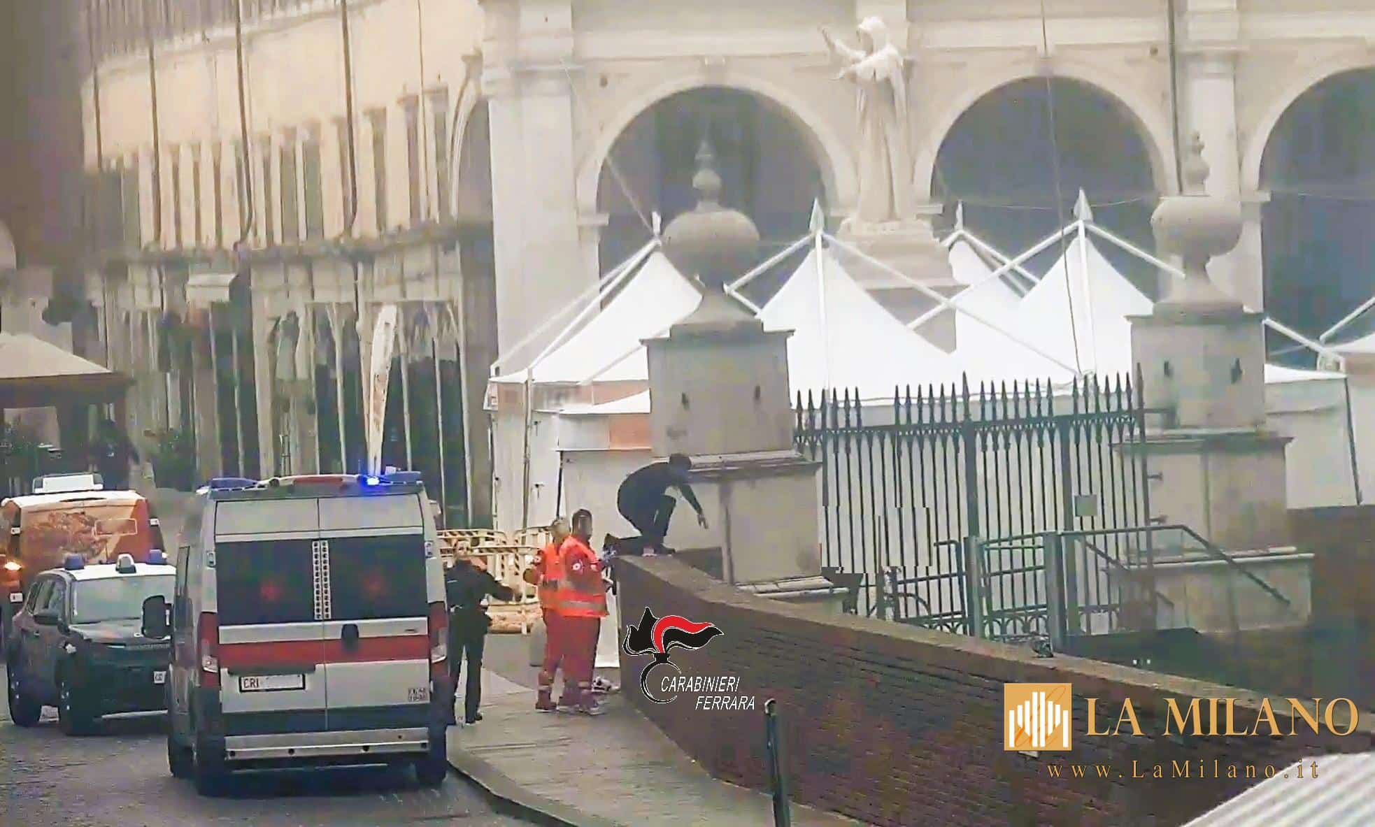 Ferrara, si getta nel fossato del Castello Estense: carabiniere eroe si tuffa e salva una donna