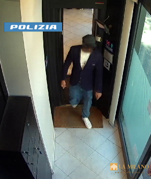 Torino, arrestato 46enne responsabile di tre rapine in banca e supermercati: custodia cautelare in carcere
