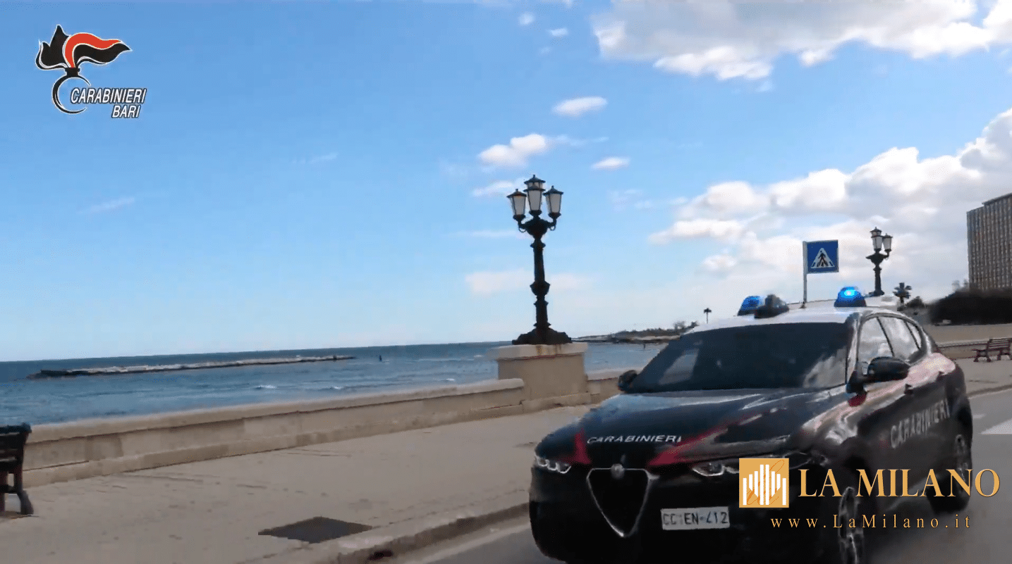 Nascondeva cocaina e soldi nel doppiofondo dell’auto: 21enne arrestato dai Carabinieri a Bari