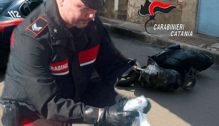 Catania, pusher minorenne arrestato dai Carabinieri in via Capo Passero: 162 dosi di droga e quasi 800 euro sequestrati