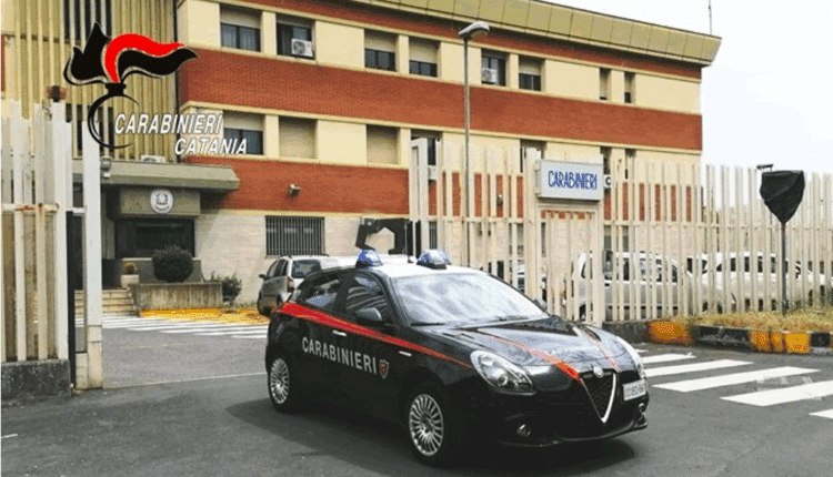 Bronte, si barrica in casa e usa la madre come scudo: 41enne arrestato dai Carabinieri