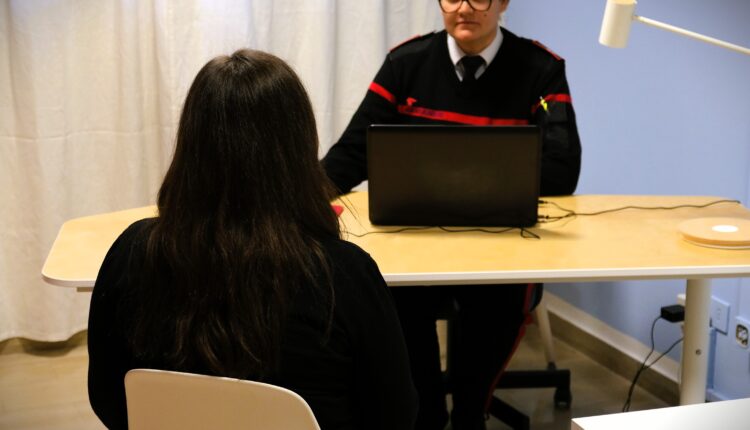 Ancona, i Carabinieri promuovono iniziative contro la violenza sulle donne: sensibilizzazione, incontri nelle scuole e info-point antiviolenza