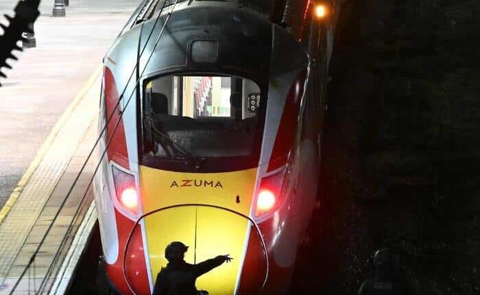 Terrore su un treno in Inghilterra: undici feriti a coltellate, due in gravi condizioni. Arrestati due sospetti britannici. Esclusa la pista terroristica.