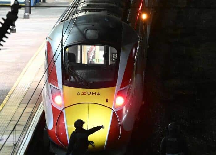 Terrore su un treno in Inghilterra: undici feriti a coltellate, due in gravi condizioni. Arrestati due sospetti britannici. Esclusa la pista terroristica.