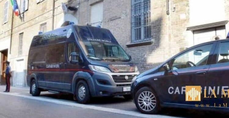 Piacenza: donna in stato di agitazione danneggia un locale e minaccia i presenti, fermata dai Carabinieri.