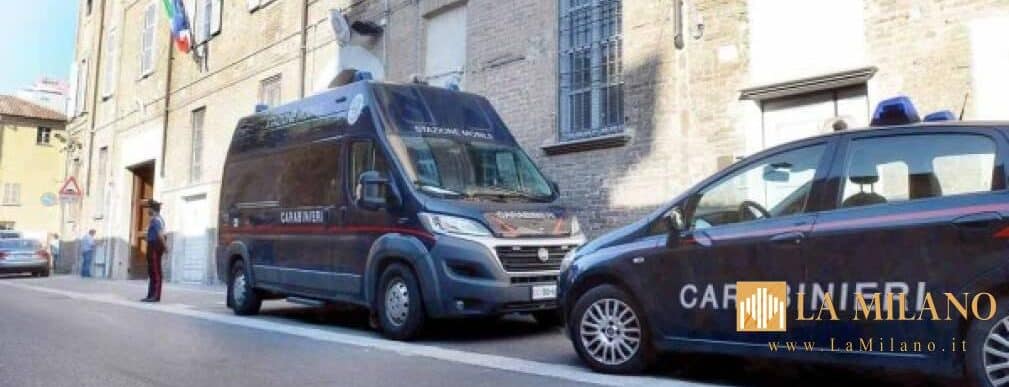 Piacenza: donna in stato di agitazione danneggia un locale e minaccia i presenti, fermata dai Carabinieri.