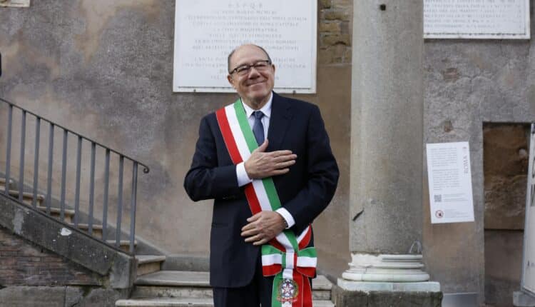 Roma, la Giunta approva due nuove misure: Verdone “sindaco per un giorno” partecipa ai lavori