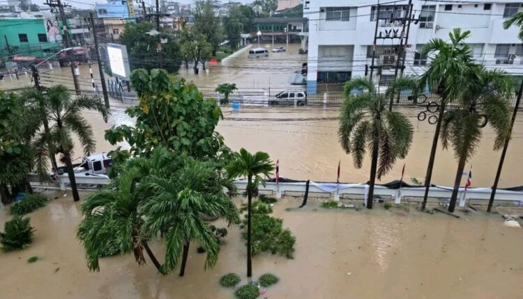 Thailandia sommersa: 33 morti, città in fuga e persone sui cavi per scampare alle alluvioni record.