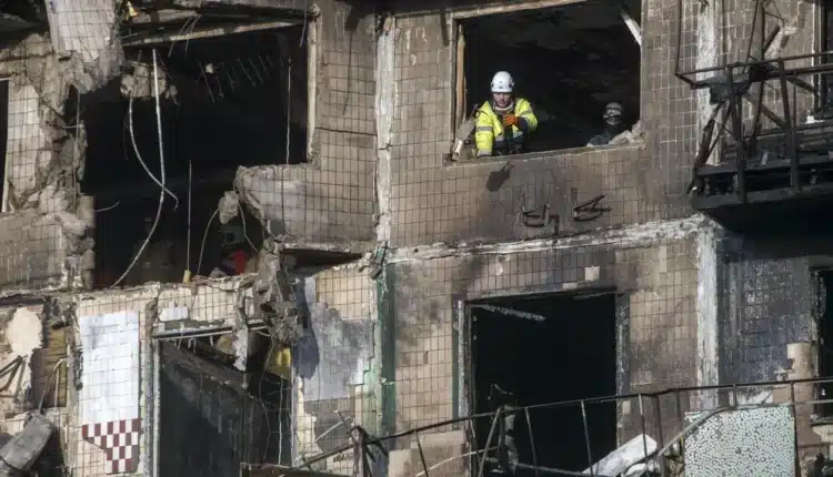 Kiev bombardata mentre ad Abu Dhabi Usa e Russia trattano la pace: sei morti nella notte e tensione sul nuovo piano in 19 punti.