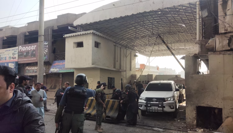 Peshawar sotto attacco: assalto suicida al quartier generale delle forze paramilitari. Cinque morti e diversi feriti.