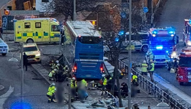 Grave incidente a Stoccolma: bus a due piani si schianta contro una fermata, diversi morti e feriti.