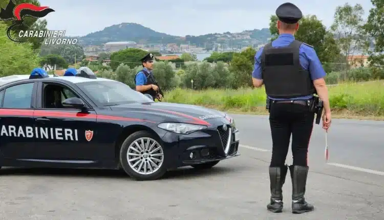 Portoferraio: 25enne denunciato per spaccio, trovati hashish e coltelli in casa.