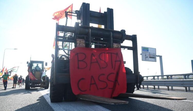 Ex Ilva, scoppia la rivolta degli stabilimenti del Nord: a Genova occupazione, corteo e traffico in tilt. “Mille posti a rischio: è la fine della siderurgia italiana”.